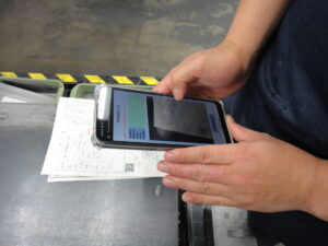 製造現場で作業を確認する様子