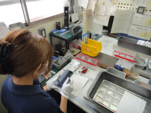 製造現場で作業を進めている様子